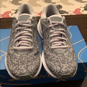 New in Box Brooks Launch 5 Running Shoes